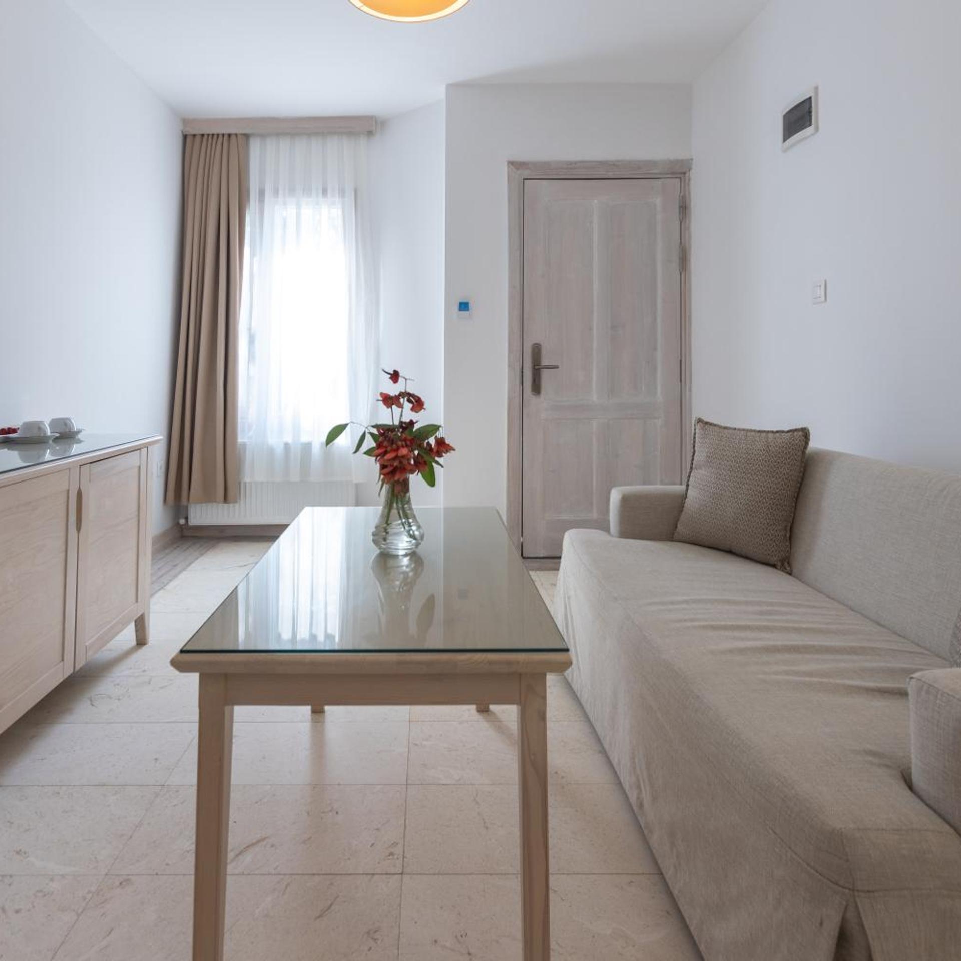 جناح جونيور بإطلالة على البحر