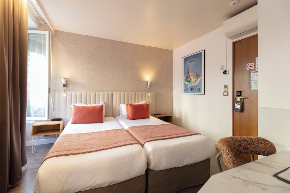 ROOM, TWIN BEDS