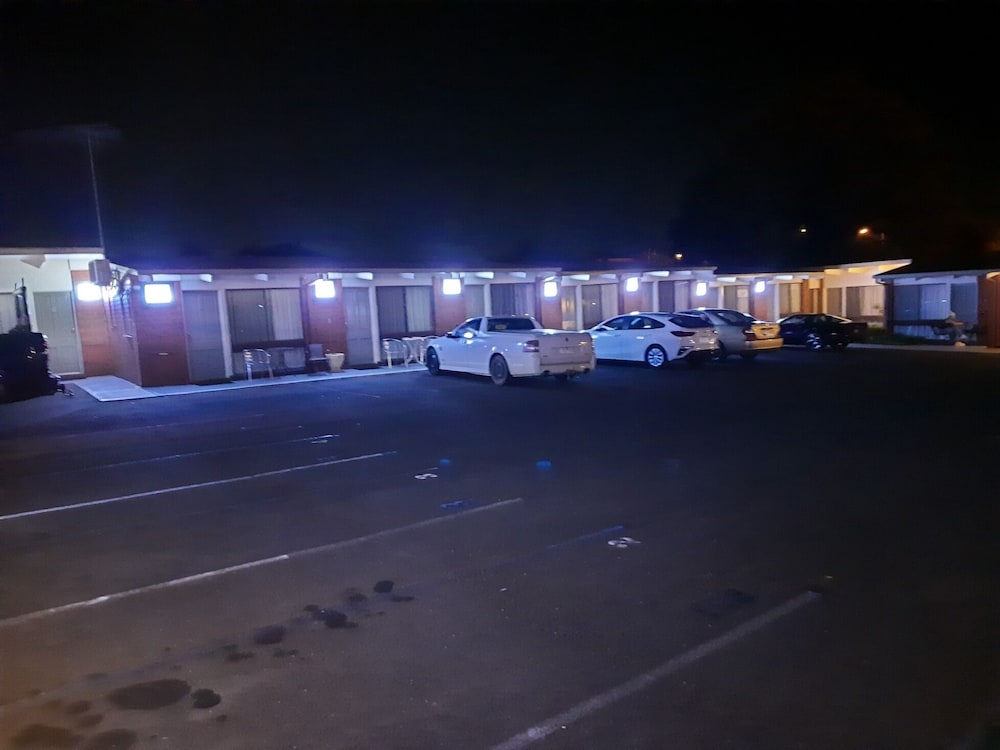THE ABBOTSWOOD MOTOR INN 27/36