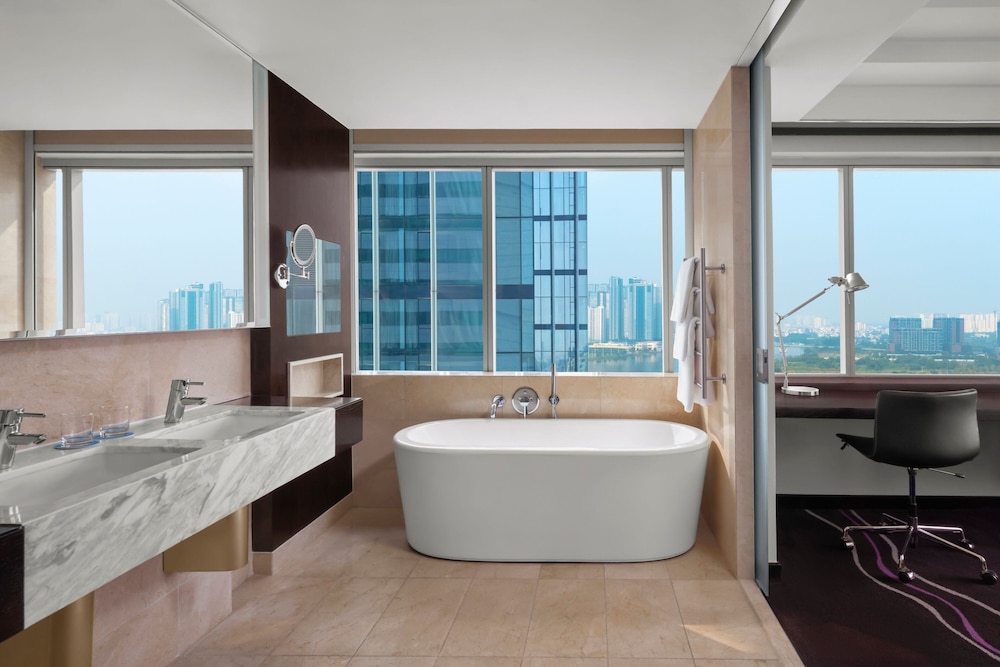 1 Bedroom, Club, Suite, King Bed, River View, Le Meridien Saigon 10/10