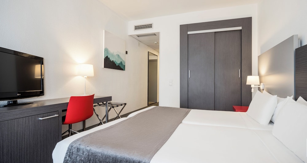 ROOM, DOUBLE BED