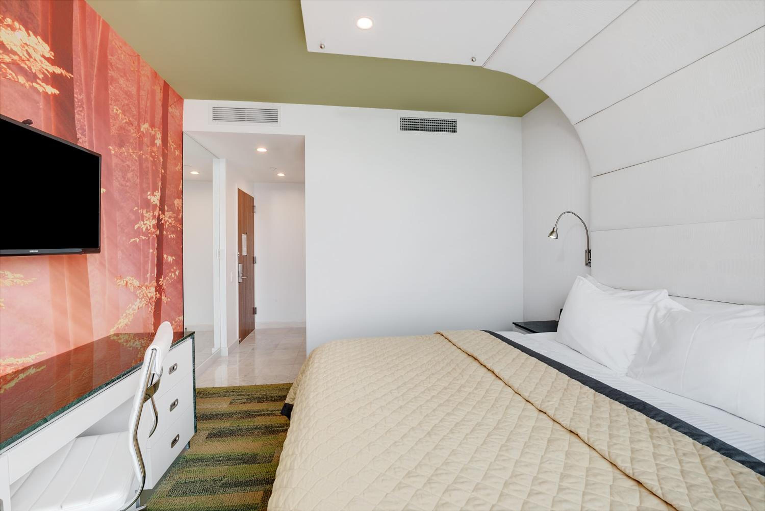 DELUXE, KING BED, ACCESSIBLE