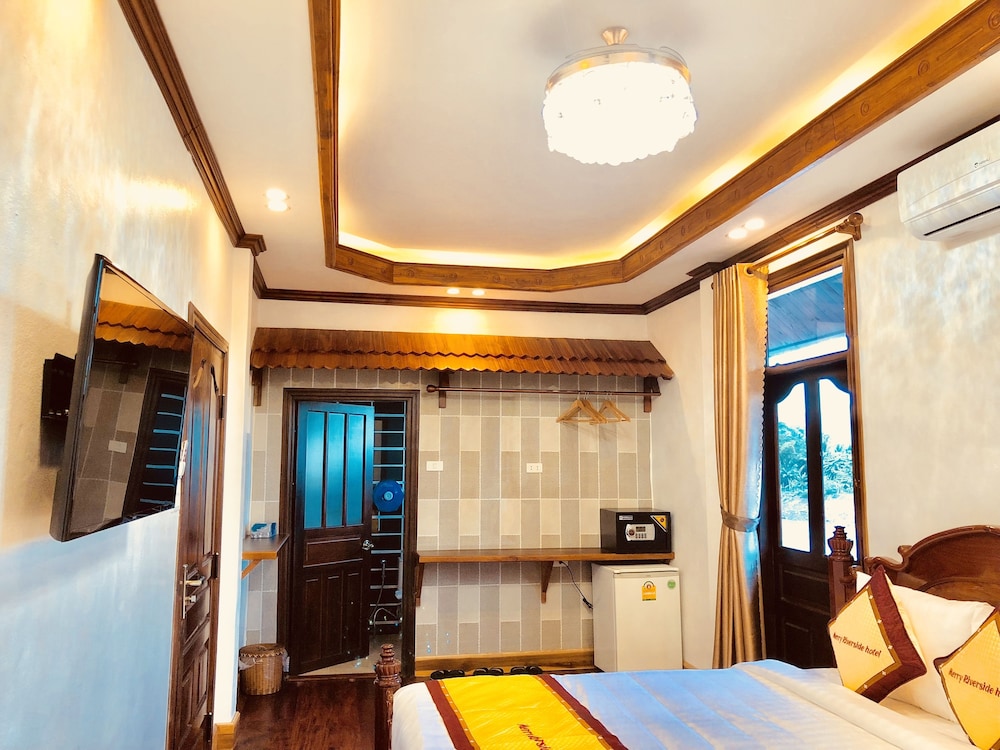 Merry Riverside Hotel 45/70