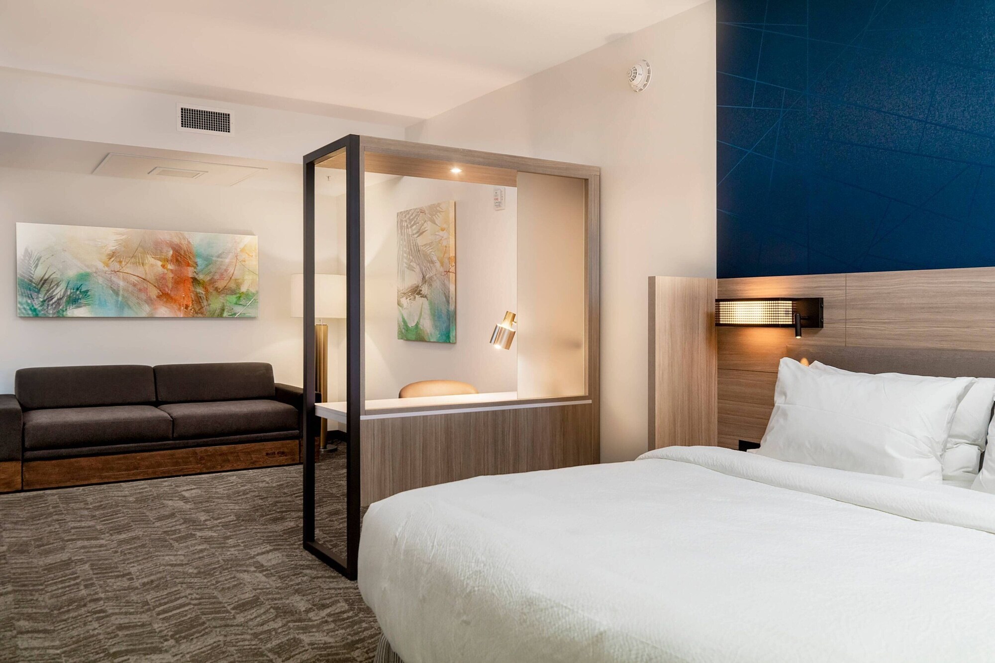 جناح بسرير كينج مع أريكة لذوي الإعاقة