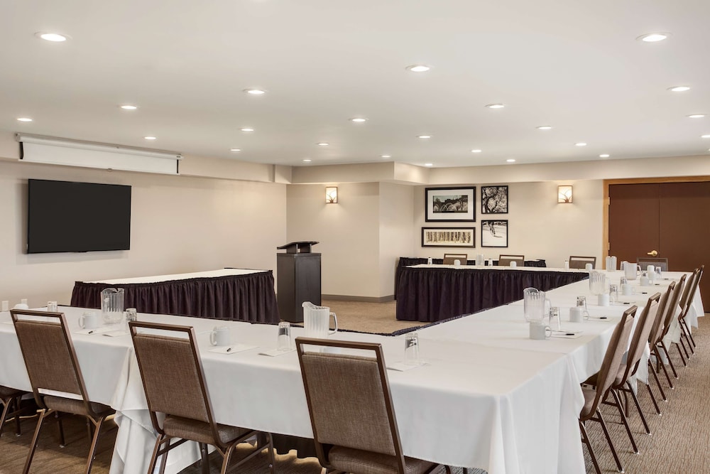 Country Inn & Suites By Radisson, Ames, IA 23/25