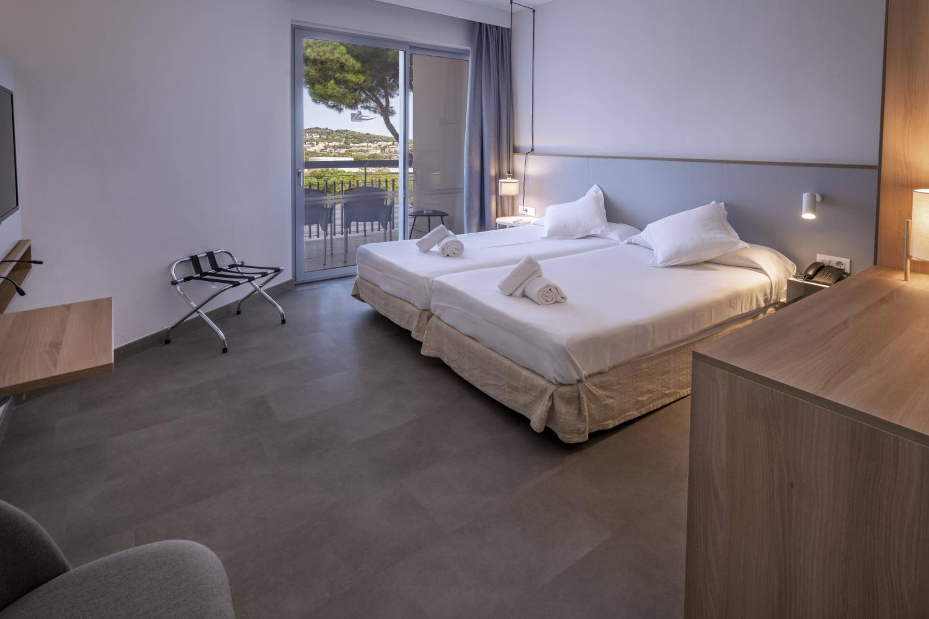 Room, Twin Beds, Lateral Side Sea View