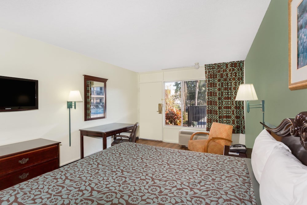 Travelodge by Wyndham Fort Myers North 24/36