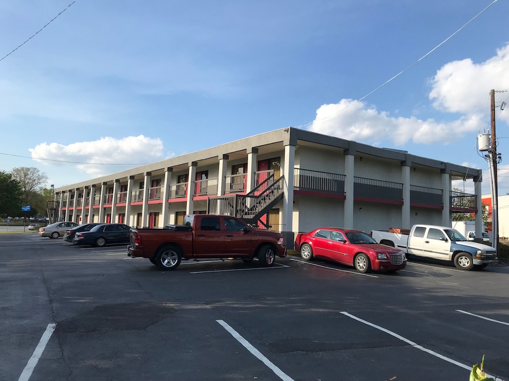 Americas Best Value Inn Ft Jackson 8/32