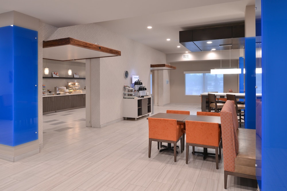 Holiday Inn Express Suites Houston E Pasadena 55/62