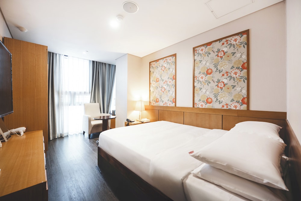 STANDARD, DOUBLE BED, CITY VIEW