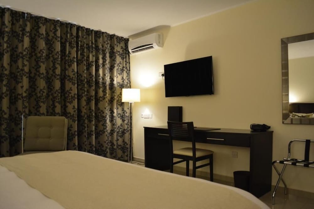 New Brookfields Hotel 35/43