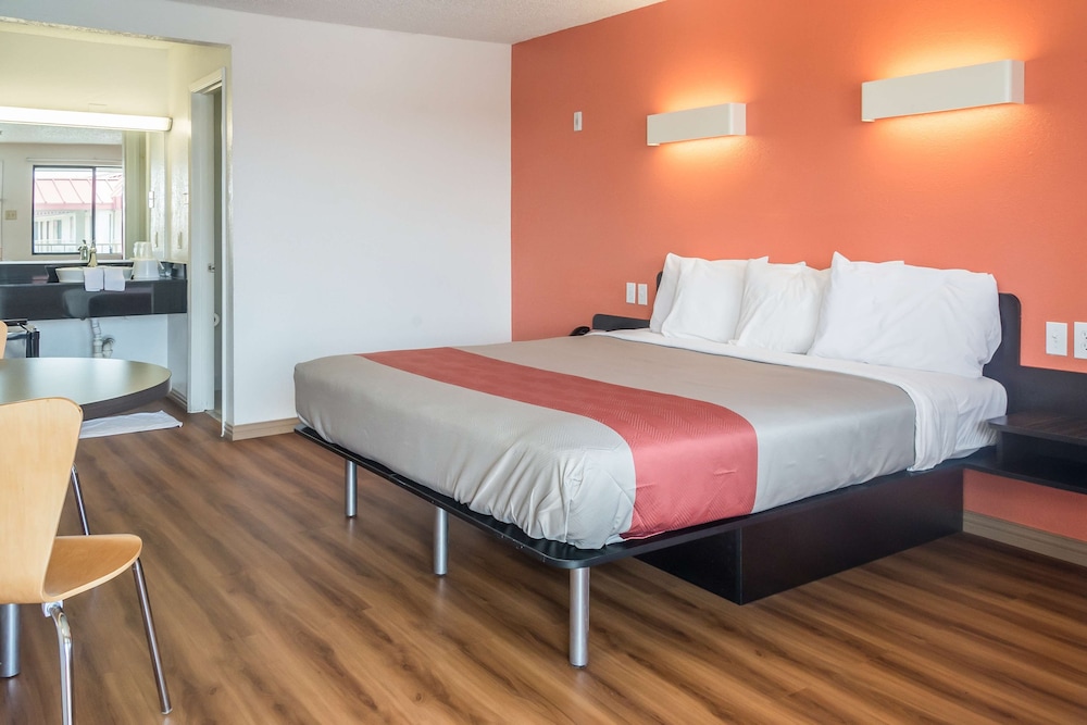 Standard, Queen Bed