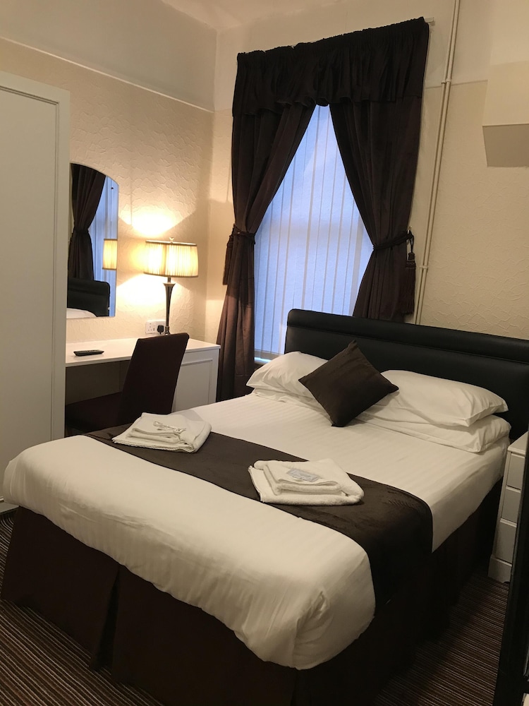 The Feathers Hotel 8/34
