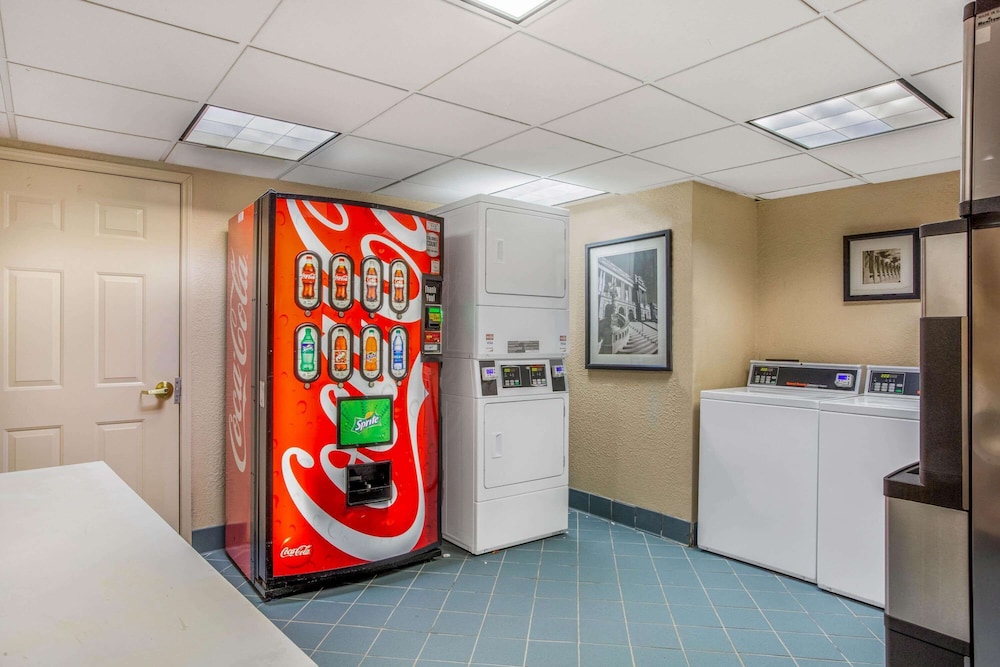 La Quinta Inn & Suites by Wyndham Greensboro NC 11/55
