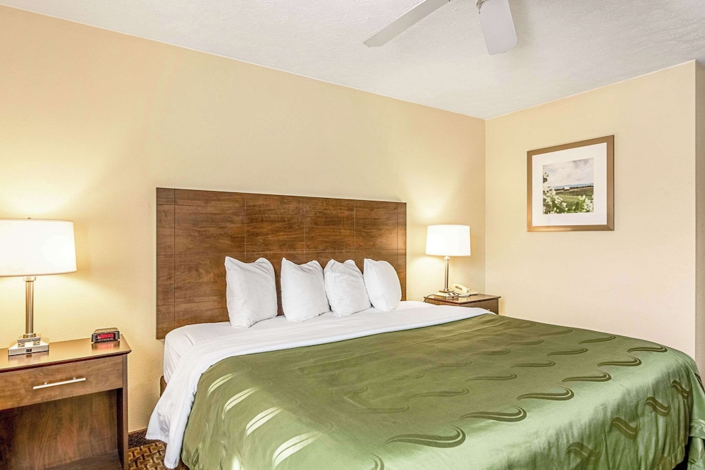 غرفة بسرير كينج لذوي الإعاقة، Quality Inn Burkeville Hwy 360 & 460 3/6