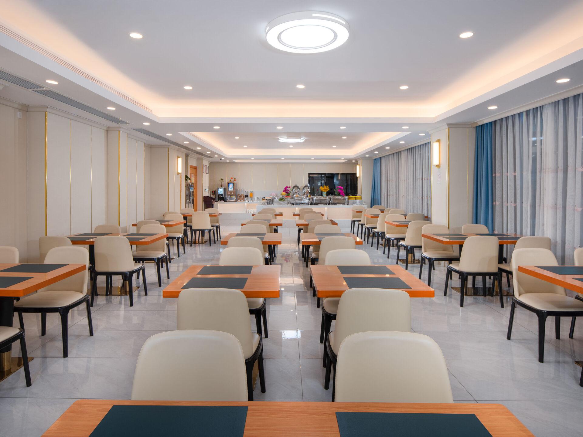 Vienna International Hotel (Maoming High-speed Railway Station) 54/57