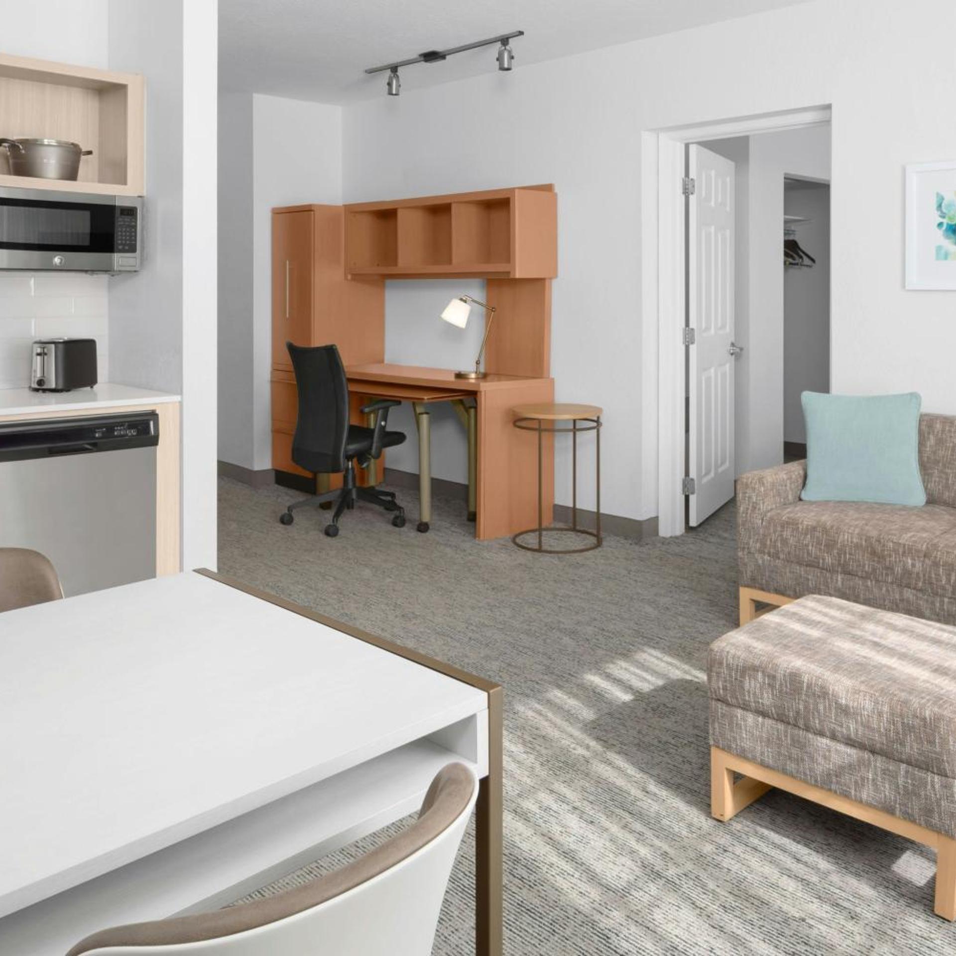 1 Bedroom, Suite, Queen Bed, Sofa, Bathtub, Accessible