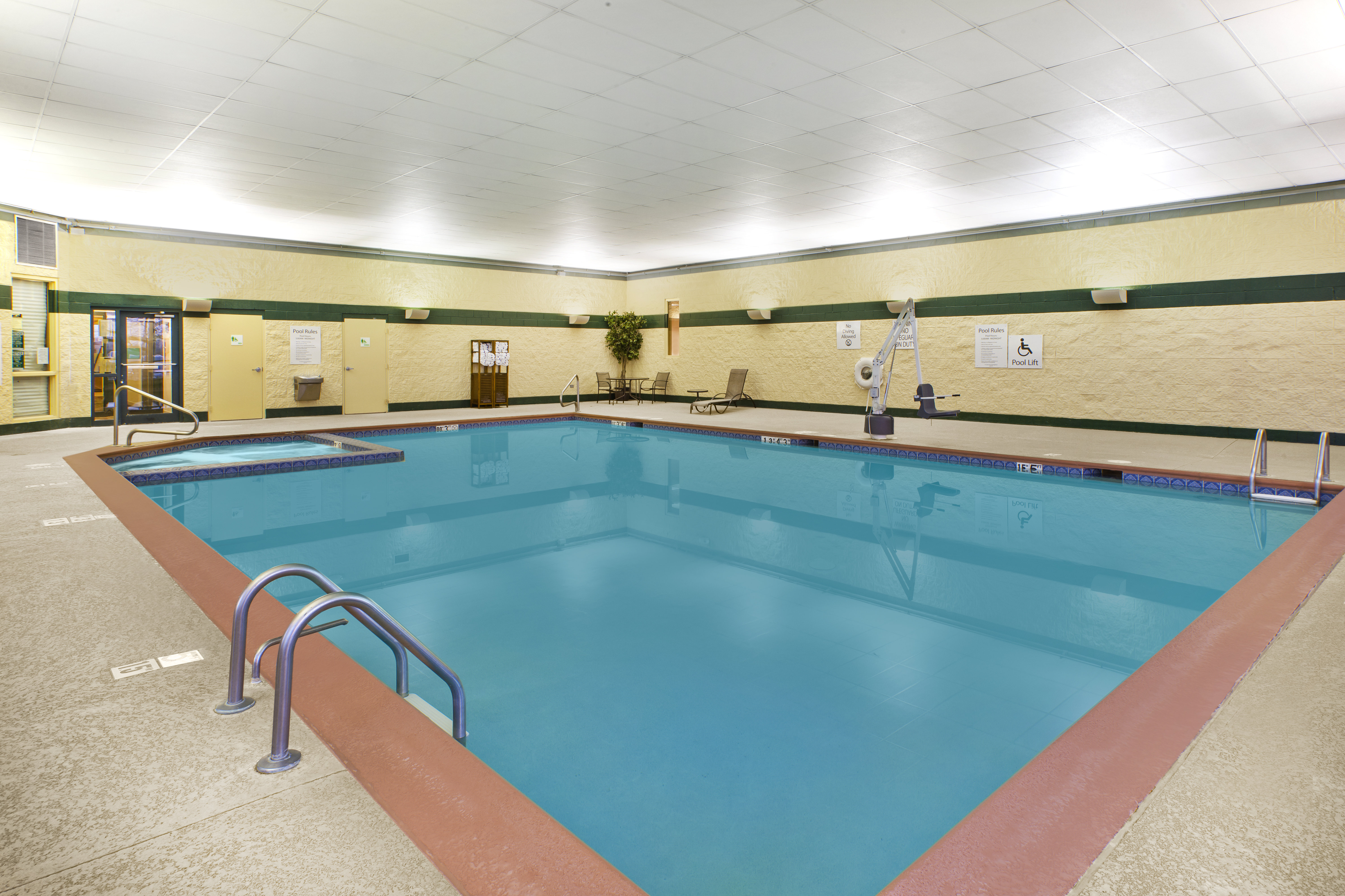 Holiday Inn Hotel Suites Bolingbrook 33/66