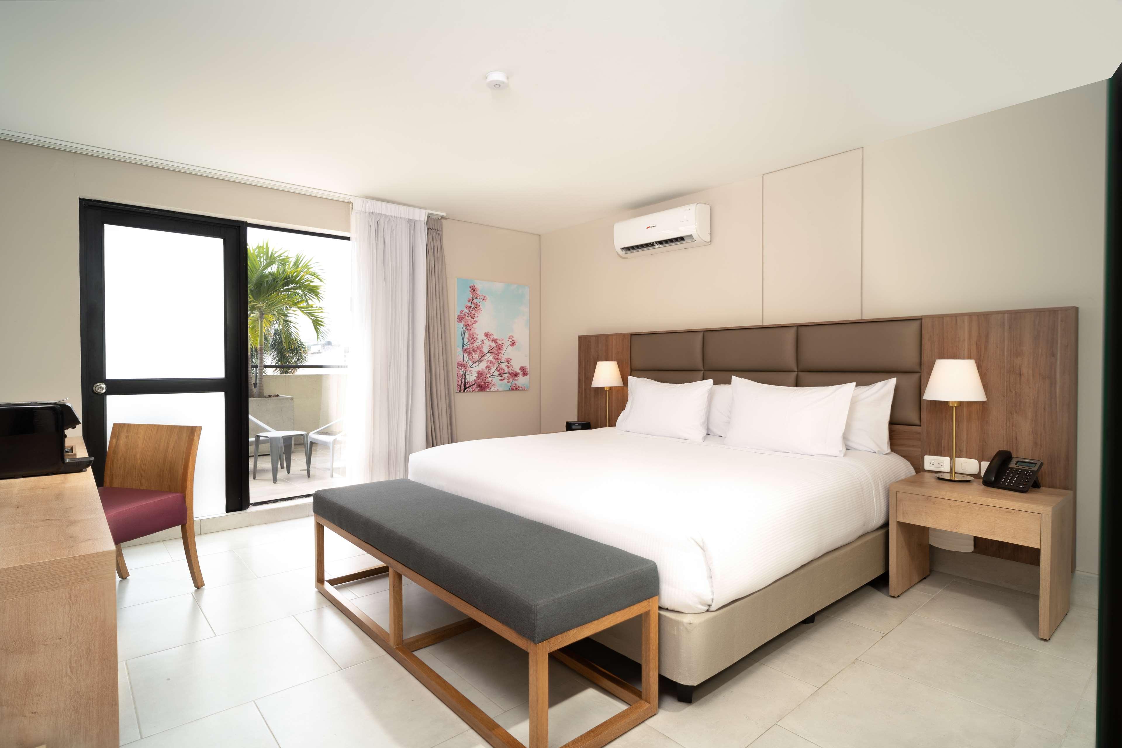 1 BEDROOM, KING BED, SOFA, BALCONY
