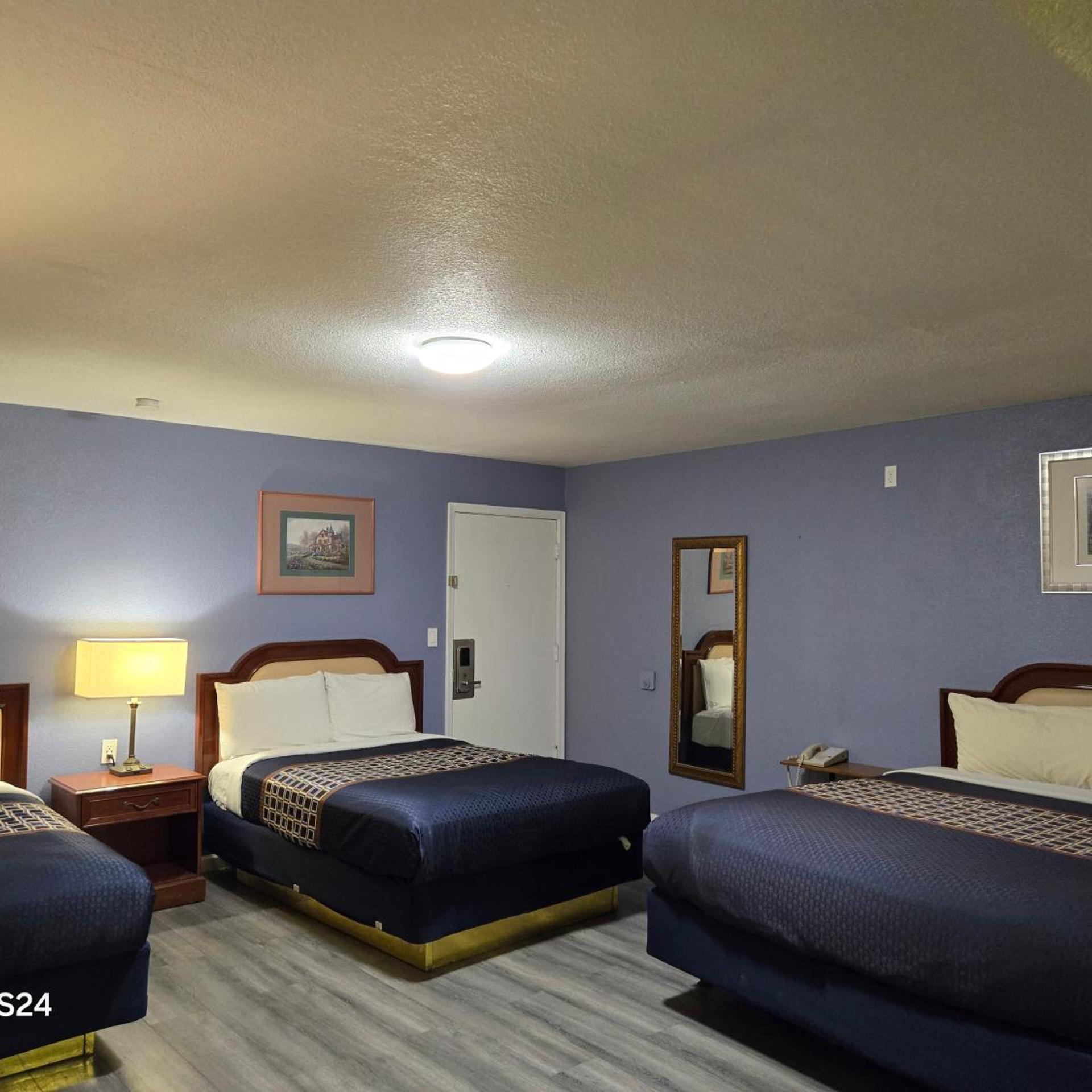 Family, 3 Queen Beds, Rodeway Inn & Suites Blythe I-10, CA 4/10