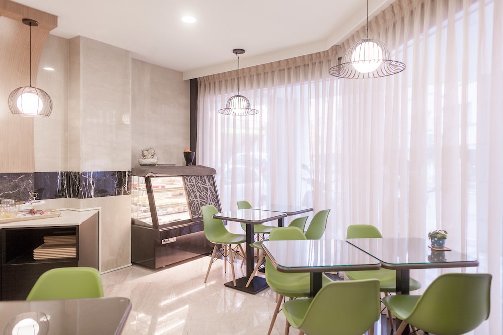 Maple Hotel 61/65