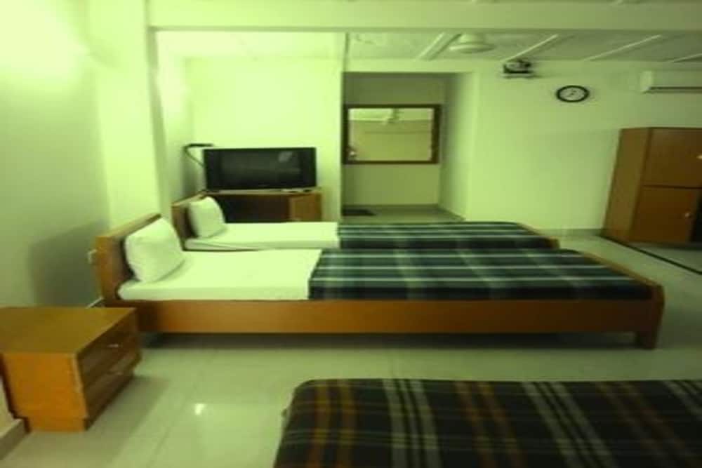 AIRPORT HOTEL. 51/56