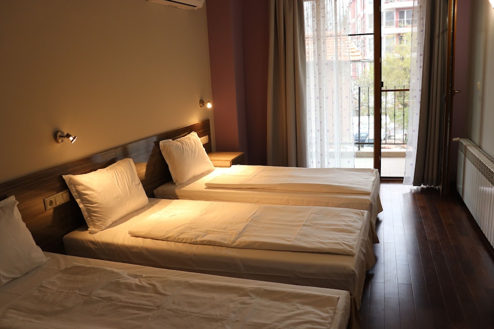 Roots Hotel And Wine Bar 23/70