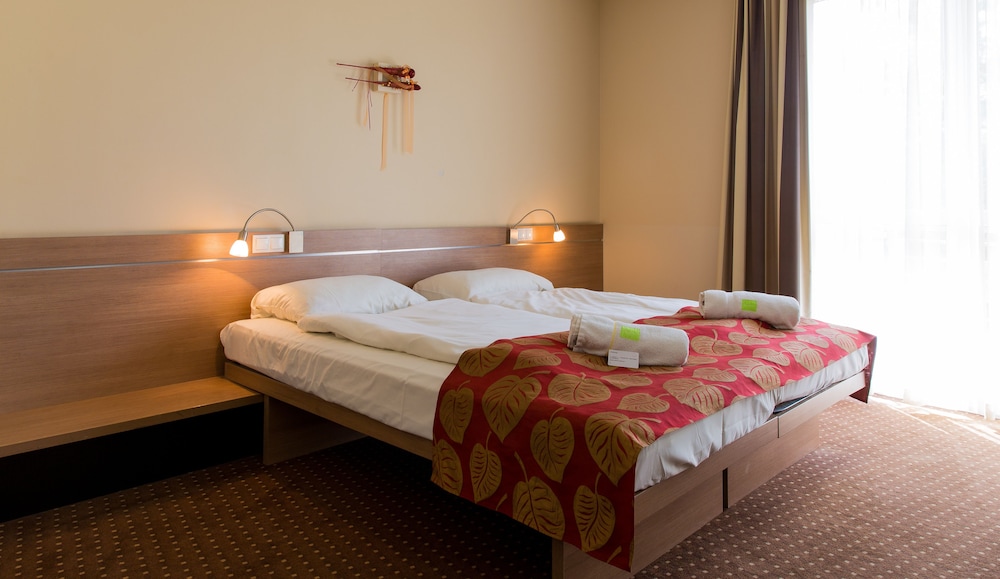 CE Plaza Hotel 3/33