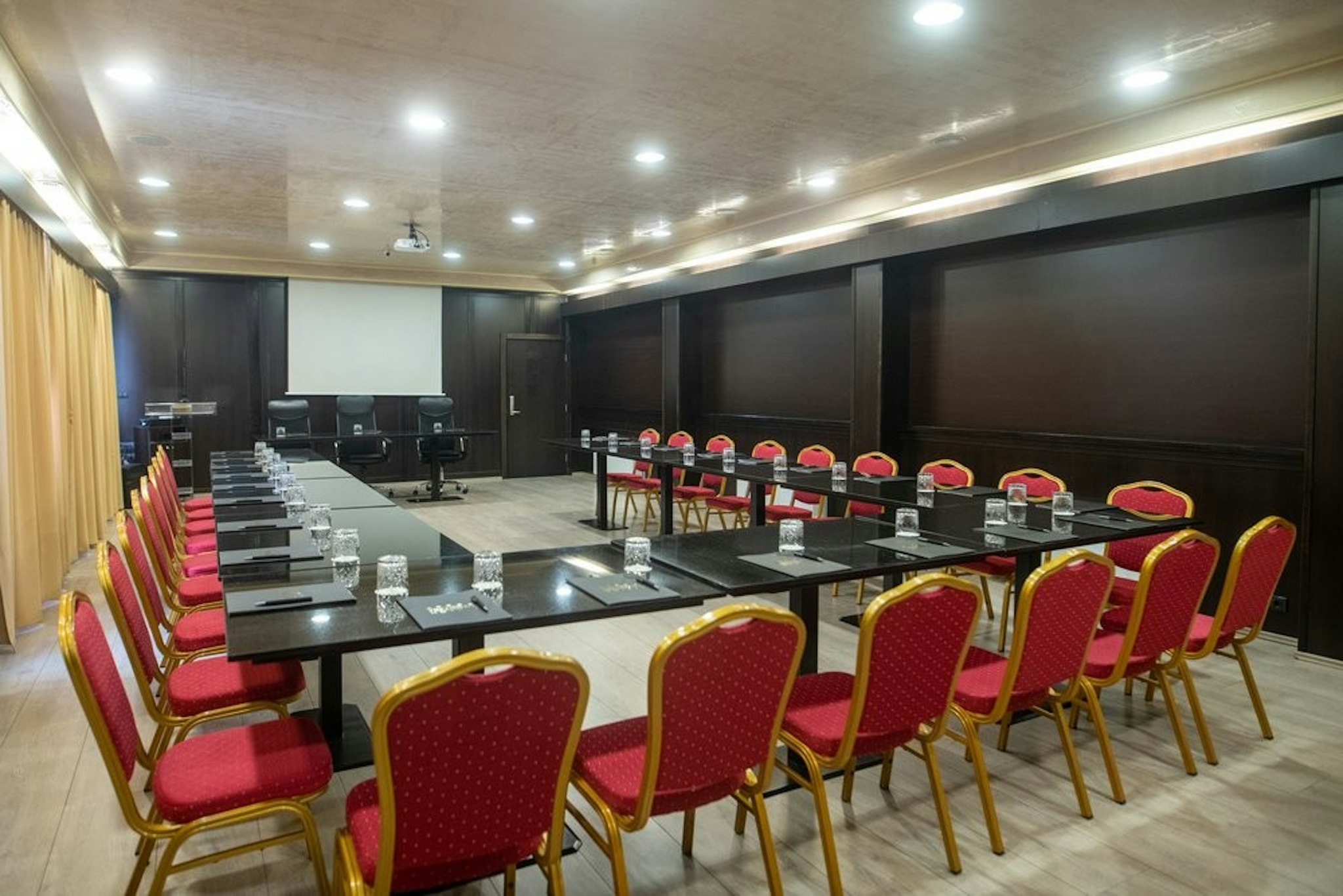 Prezident Hotel 67/75