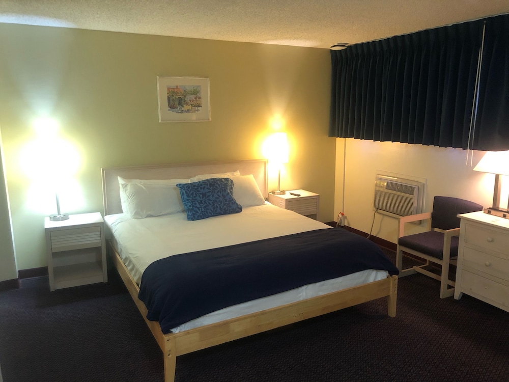 Foghorn Harbor Inn 2/55