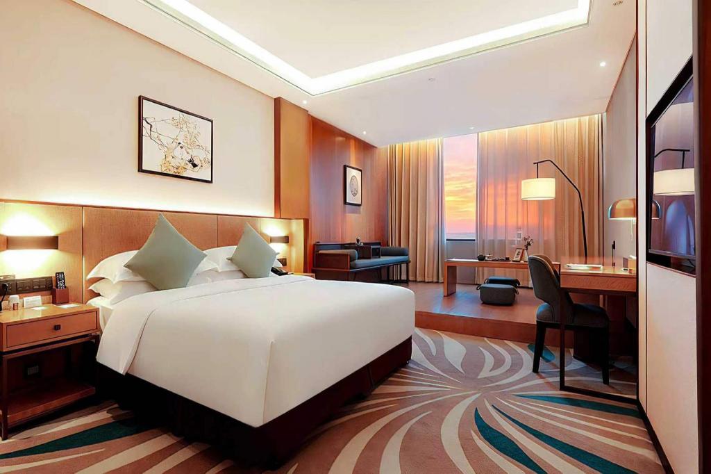 غرفة ديلوكس بسرير كينج، Ramada by Wyndham Leshan 3/8