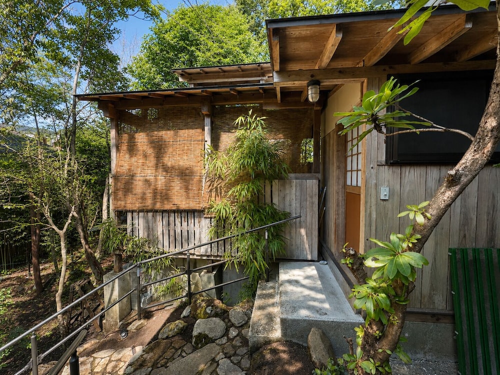 KUMO INN 4/50