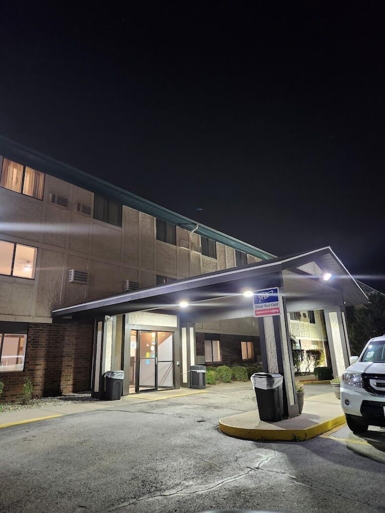 Super 8 By Wyndham Milwaukee Airport 2/57