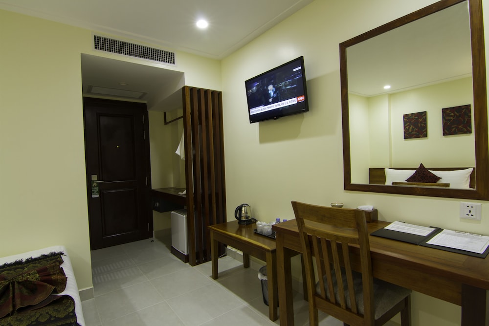 Rose Emerald Hotel 53/63