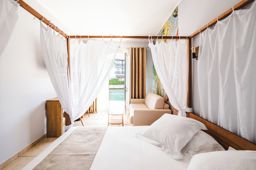 Junior Suite, King Bed, Trundle Bed, Canal View, Le Suffren, BW Signature Collection 3/10