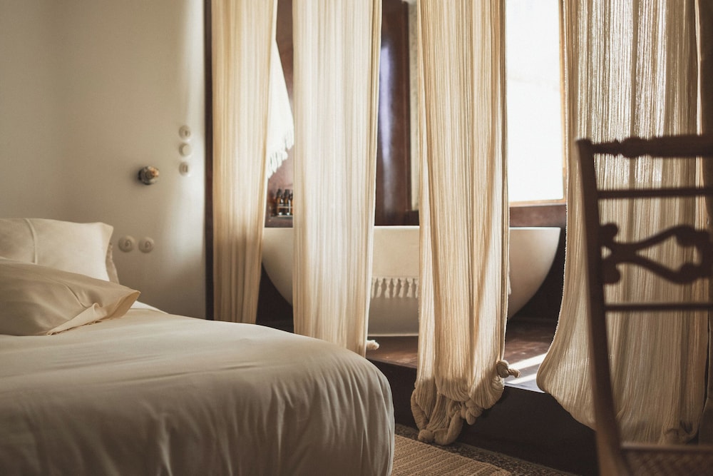 Intimate, Queen Bed