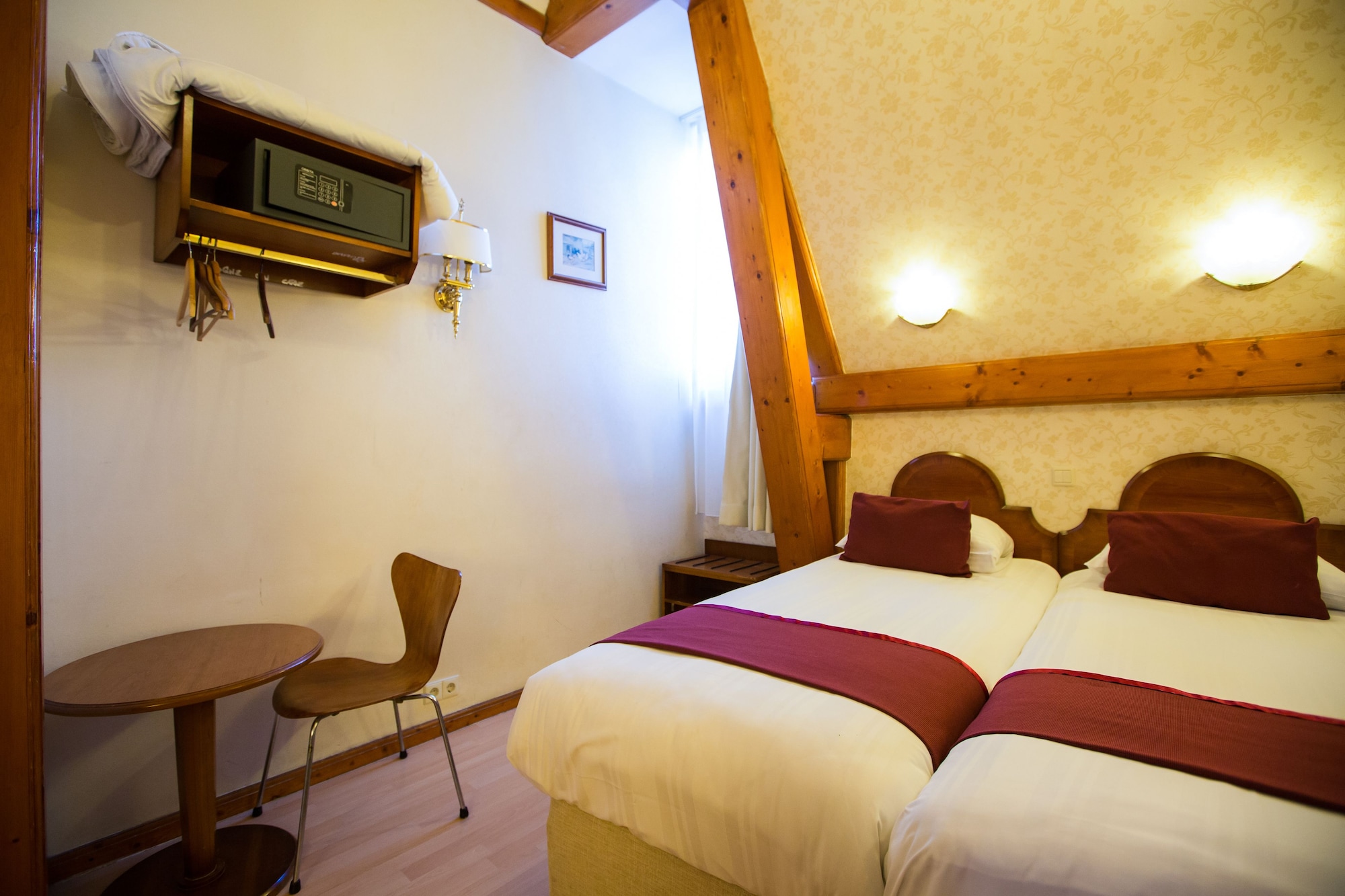 ROOM, TWIN BEDS, SHARED BATHROOM