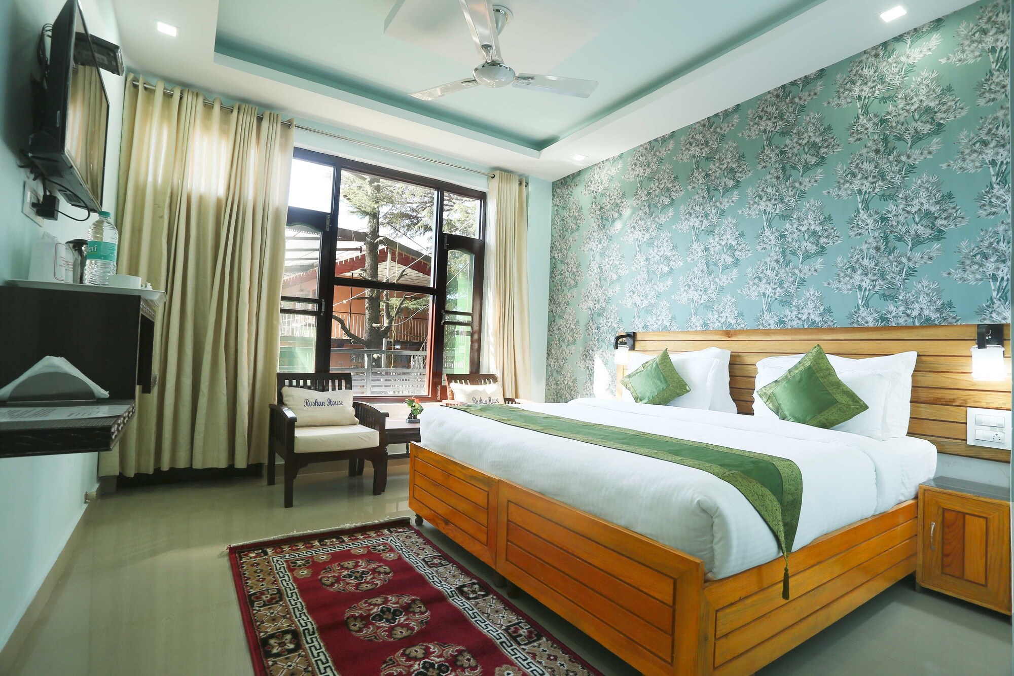 غرفة قياسية بسرير كينج، Treebo Roshan House 4/10