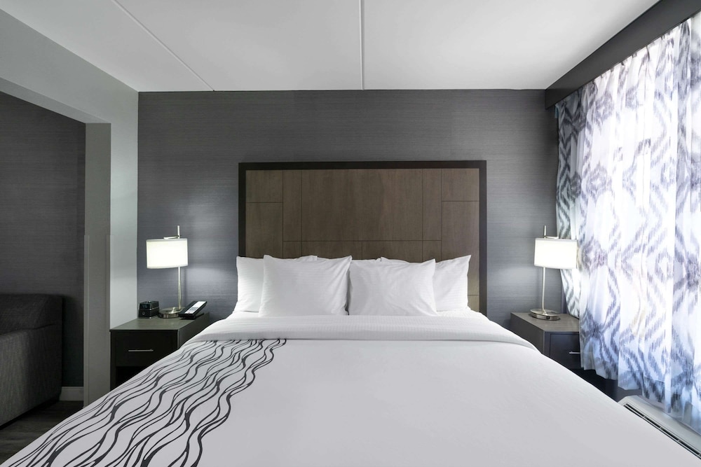 La Quinta Inn and Suites by Wyndham Raleigh Downtown North 10/47