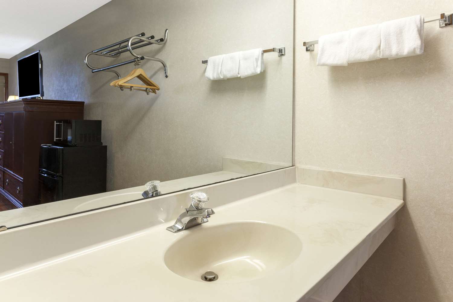 Days Inn By Wyndham Maumee/Toledo 6/7