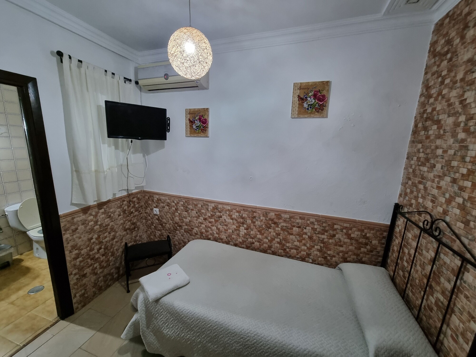 ROOM, SINGLE, PRIVATE BATHROOM