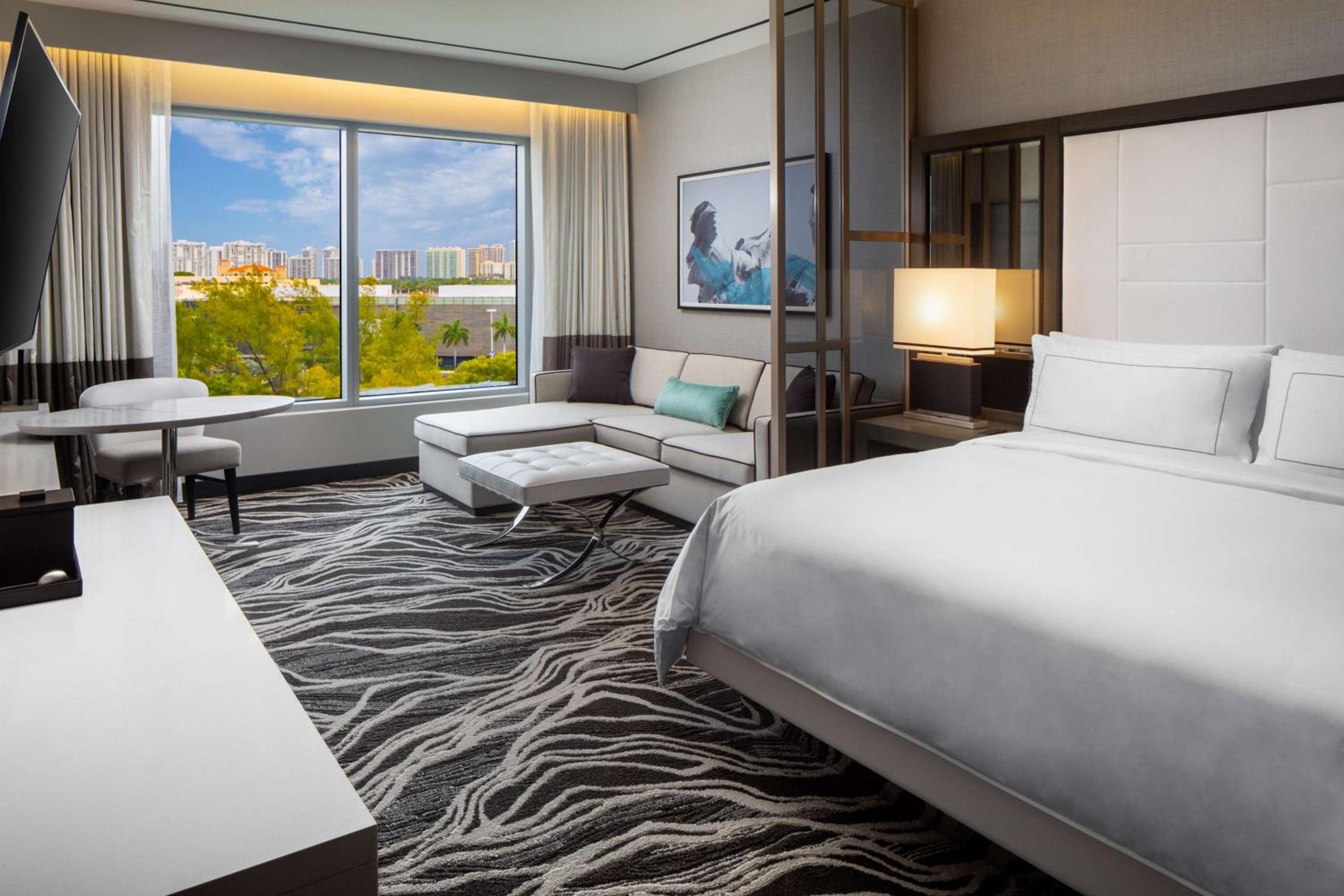 Pure, Wellness, King Bed, Sofa، Hilton Aventura Miami 2/3