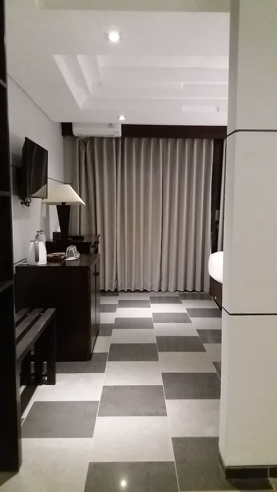 Anshel Hotel 5/45