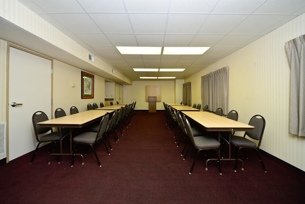 Americas Best Value Inn & Suites Jackson, TN 21/22