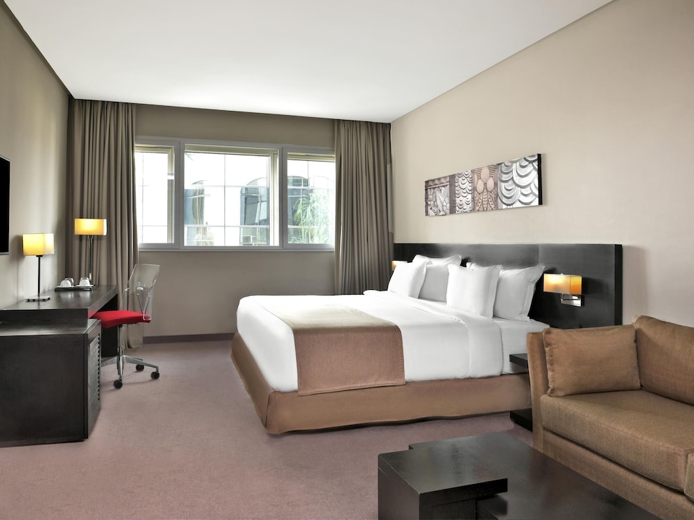 DELUXE, KING BED