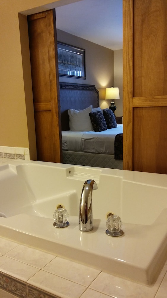 Lodge at Leathem Smith 33/61