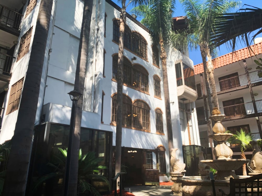 Buena Park Grand Hotel and Suites 9/75