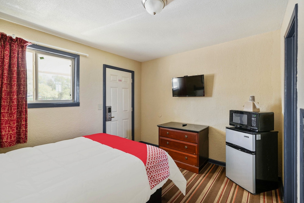 Room at OYO Hotel Luling TX Downtown I-10/US-90, LULING - TX