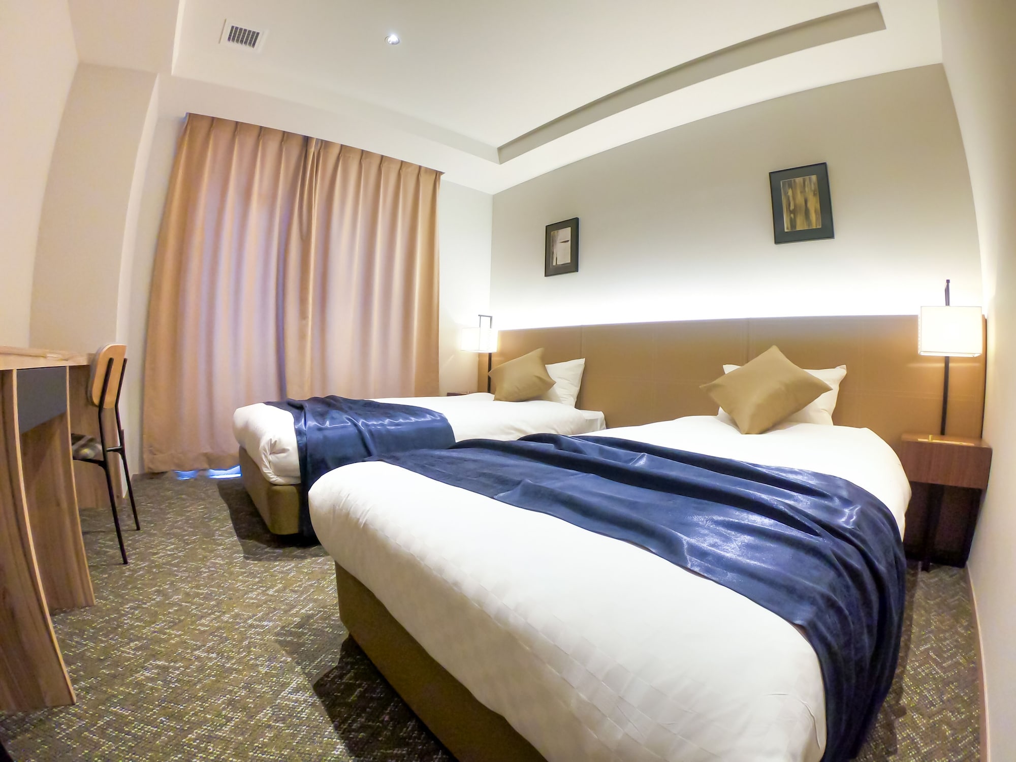 DELUXE, TWIN BEDS