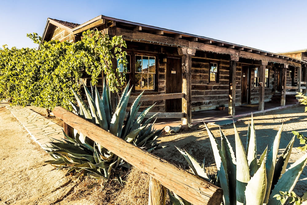 Pioneertown Motel 8/53